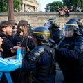 Demonstranti upali kolima u kuću gradonačelnika: Povređeni žena i dete, hteli da pobegnu od napadača