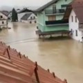 Dramatični prizori iz Slovenije: Kuće pod vodom - bujica nosi sve pred sobom (video)