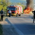 Zapalilo se, pa potpuno izgorelo vozilo: Buktinja na putu kod Nove Varoši zadala muku vatrogascima