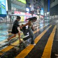 Supertajfun opustošio Hongkong: Dramatični prizori na ulicama, snimak devojke koju baca olujni vetar šokirao sve VIDEO