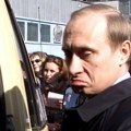 (VIDEO) Objavljen snimak Putina sa dužom kosom: Igra pikado, stoni-tenis…
