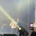 Zdravko Čolić gost na koncertu dina merlina: Publika van sebe kad ga je ugledala na sceni, pevali zagrljeni (video)