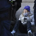 Greta Tunberg ponovo "u akciji": Policija je odnela 20 metara od ulaza u parlament koji je prethodno blokirala sa drugim…