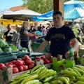 Revolt poljoprivrednika: Zbog male prodaje delili besplatno povrće na Zelenoj pijaci u Leskovcu