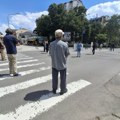 Kragujevčani na raskrsnici kod "Uzora" odali poštu nastradalima u Novom Sadu (FOTO)