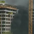 Požar na gradilištu na Novom Beogradu: Gusti crni dim širi se između zgrada, građani zabrinuti (Video)