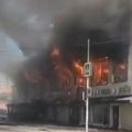 Zapalio se tržni centar: Veliki požar u Moskvi: Vatrogasci evakuišu građane (video)