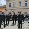 VIDEO: Macut iz Novog Sada ispraćen uz zviždanje i negodovanje, policija na terenu