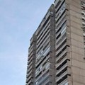 (Foto, video) prvi snimci požara u soliteru u Vojvode Stepe: Luka (28) povređen, stanari pretrnuli od straha, pas uginuo, od…