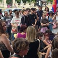 Građani i studenti ispred zgrade Filološkog fakulteta: Na plenumu izglasano održavanje prijemnog