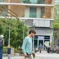 (Paparaco) pevač (37) u elitnom naselju u beograu: Retko se eksponira u javnosti, sad uhvaćen u opuštenom izdanju