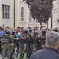 Čačanski batinaši tukli građane, a primećeni i na izborima u Kosjeriću: Meštani tvrde da znaju ko su