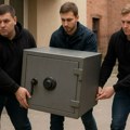 Organizovao "pljačku" sopstvene kuće da bi naplatio osiguranje! Trojici Novosađana platio po sto evra da iznesu prazan sef…