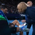 Doktorka izašla na teren i stala pred Novaka sa kesom punom lekova: Evo šta je Đoković tražio i dobio tokom finala Australijan…