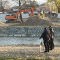 Tenzije u Vlasotincu: Izgradnja zida kraj reke ipak nastavljena, policija čuva mašine