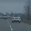 VIDEO Vozač "mercedesa" zaustavljen u Rumenki: Preticao kolonu preko pune linije i vozio 206 km/h