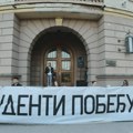 Студенти у Београду деле налепнице Студенти побеђују, испред Скупштине транспарент власти