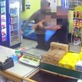 (Video) Filmska akcija u Šapcu! Razbojnik upao u prodavnicu, pa potegao nož: Hrabri Luka savladao naoružanog pljačkaša