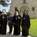 Patrijarh Porfirije i pastor Berns u visokim dečanima: Poklonili se moštima Svetog kralja Stefana Dečanskog (video)