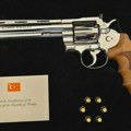 Mnogo pričali o ratu, ali ih zbunio pištolj: Šta su NATO lideri uradili sa revolverima koje im je poklonio Erdogan