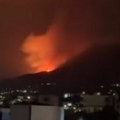 (Video) Veliki požar u crnoj gori! Zacrvenelo se nebo iznad Bara, kruže jezivi snimici, vatrogasci se celu noć borili sa…