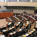 Pašinjanovi poslanici lupali po klupama zbog pominjanja katolikosa