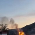 Zapalila se prikolica kamiona: Buknuo veliki požar kod Leskovca (video)