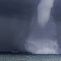 Vodeni tornado protutnjao plažom na Floridi i napravio haos, dve osobe povređene