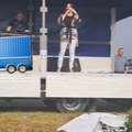 Šok video! Naša pevačica nastupila u kamionskoj prikolici, reakcija prisutnih je urnebesna! (video)