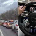 "Kazne nas ne zanimaju": Mladi tiktoker razbesneo vozače, snimao kako Mercedesom vozi žutom trakom