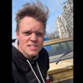 VIDEO Američkom influenseru koji obožava Srbiju skinuli beogradske tablice u Zagrebu i ogrebali mu kola