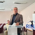 Glasao gradonačelnik Čačka: Milun Todorović na biračko mesto u centru stigao sa porodicom (FOTO)(VIDEO)