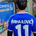 Uspomena na dedu i sinišu Mihajlovića! Emotivna scena u Gelzenkirhenu: Srpski navijač sve oduševio! Mihin dres i prelepa…
