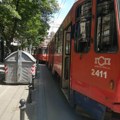 Bizarna nesreća u centru Beograda: Tramvaj iskočio iz šina, žena i sedam muškaraca pokušavaju „na gurku“ da ga vrate…