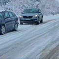 Sneg ne prestaje da pada! Ekipe zimske službe na terenu: Pogledajte kako su zavejani delovi Srbije (foto)