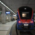 Prizor sa Železničke stanice Novi Beograd zbog kojeg ljudi sumnjaju na pobunu robota: „Sve je u redu. Slobodno prođite“
