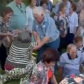 Hit snimak sa godišnjice mature Bivši đaci hteli da se slikaju, pa popadali k'o sveće, cela Srbija plače od smeha! (video)