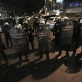 AP: Posle nereda populistički lider Srbije obećao oštar odgovor demonstrantima