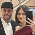 Bez brusthaltera puca od samopouzdanja: Prvo oglašavanje 15 godina mlađe bivše žene Igora Kojića nakon razvoda: Pozira u…