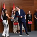 Sve više zdravstvenih radnika se vraća u Srbiju-predsednik Aleksandar Vučić na uručenju ugovora o radu za novih lekara