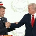 Tramp umalo otkinuo ruku Makronu: Predsednik Francuske bezuspešno pokušavao da se oslobodi, a onda je američki lider rešio da…