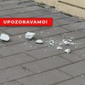 OPREZ!!! Otpadaju delovi fasade tek rekonstruisane Palate Srpske zadružne banke u Zrenjaninu! Pešaci OPREZ!