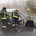 Zapalio se motor na automobilu u pokretu: Užas u Kragujevcu