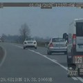 Pogledajte kako vozač "Mercedesa" divlja kroz Rumenku: Nagazio 200 na sat i preticao kolonu preko pune linije! (video)