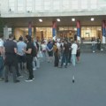 Zaposleni u UKP rekao okupljenima da će student Lazar Mišić biti prebačen u policijsku stanicu Savski venac, nakon pretresa…