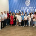 Uručeni laptopovi najboljim maturantima: Opština Trstenik nagradila učenike generacije