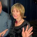 Lepa Lukić sa longetom došla na komemoraciju Andriji Bajiću, teško hoda: Vidno utučena, ne odvaja se od pevača