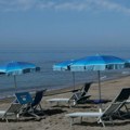 (Video) Ukradeno 350 luksuznih ležaljki u Italiji, turistkinja ih pronašla na plaži u Albaniji