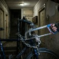 Filmsko hapšenje u Nišu! Policija zatekla osumnjičenog usred noći u zgradi: Hteo da pokida lance i ukrade bicikle, a evo šta…