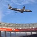 Umalo katastrofa: Avioni jedva preleteli stadion u toku utakmice